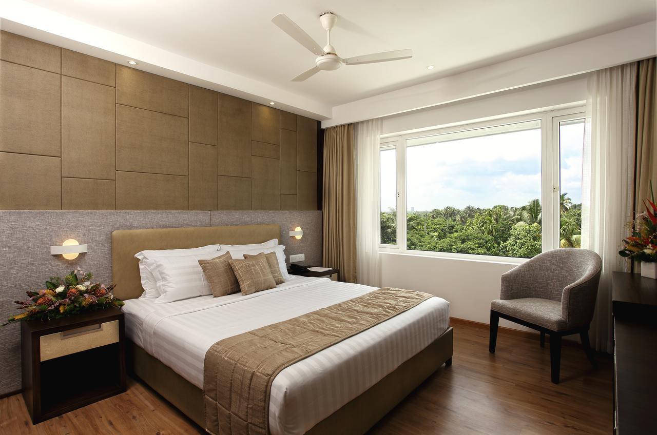 Sugar Business Hotel Kochi Bagian luar foto