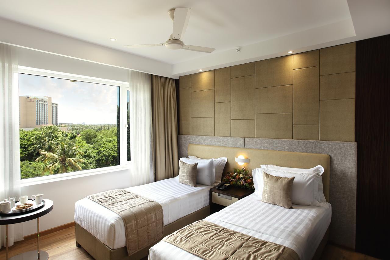 Sugar Business Hotel Kochi Bagian luar foto
