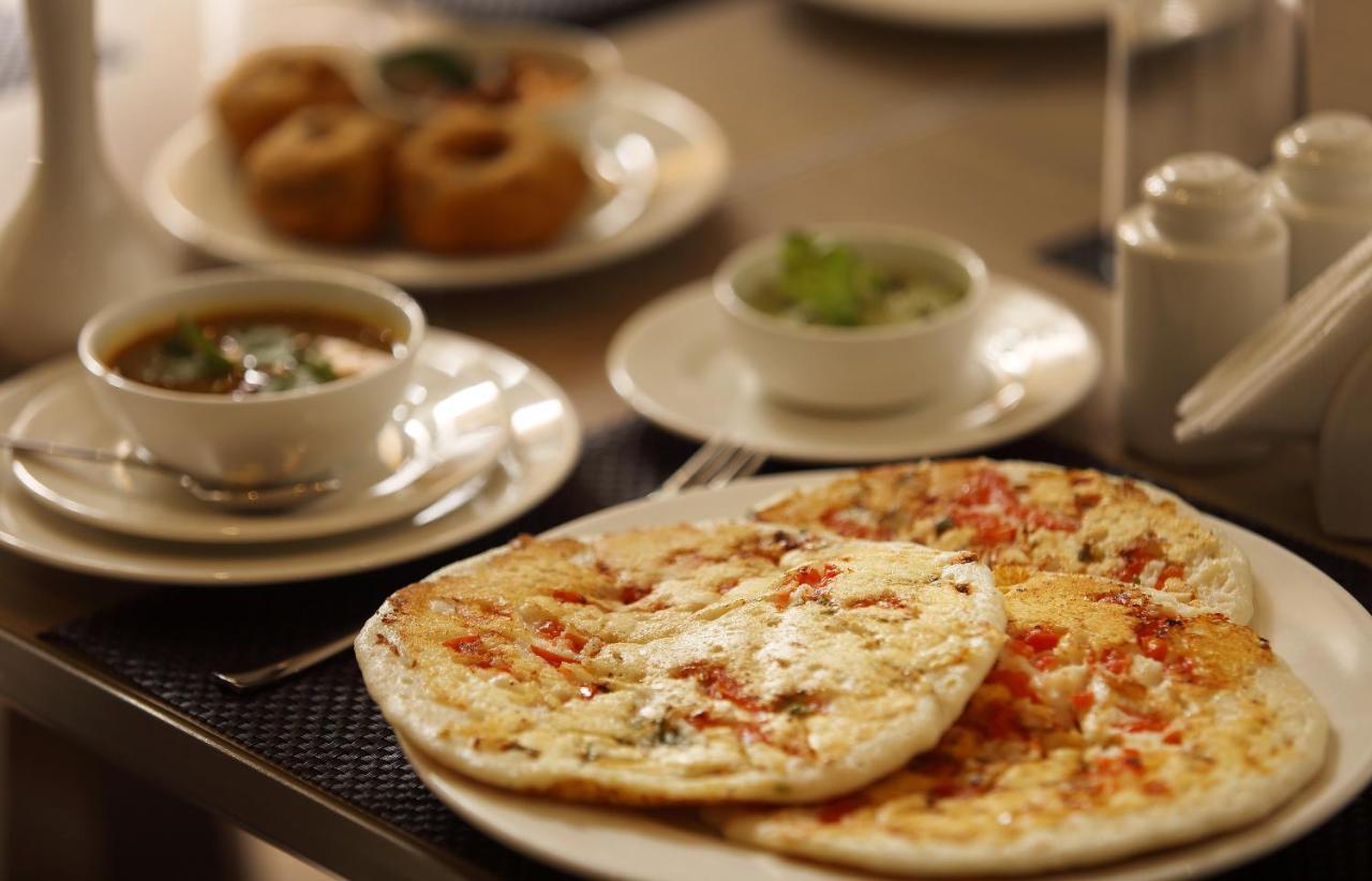 Sugar Business Hotel Kochi Bagian luar foto