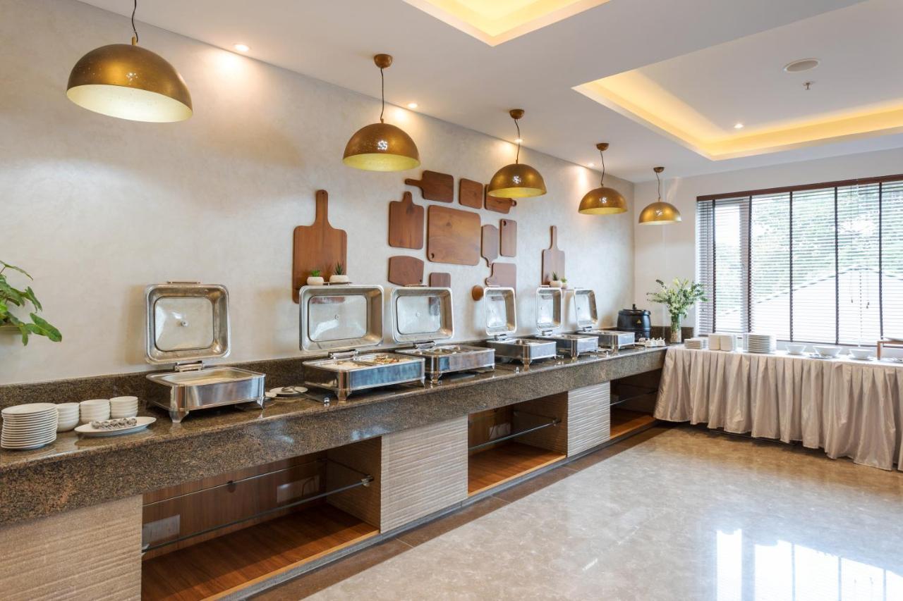 Sugar Business Hotel Kochi Bagian luar foto