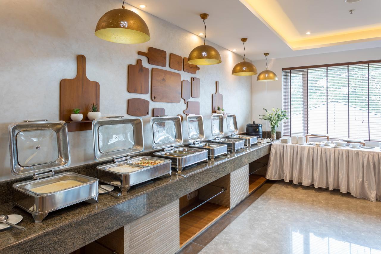 Sugar Business Hotel Kochi Bagian luar foto