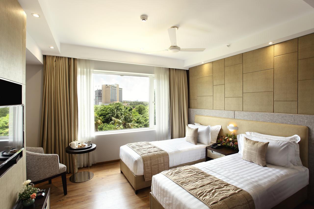 Sugar Business Hotel Kochi Bagian luar foto