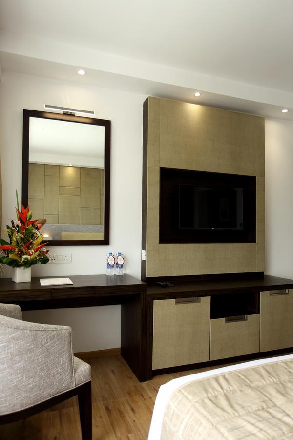 Sugar Business Hotel Kochi Bagian luar foto