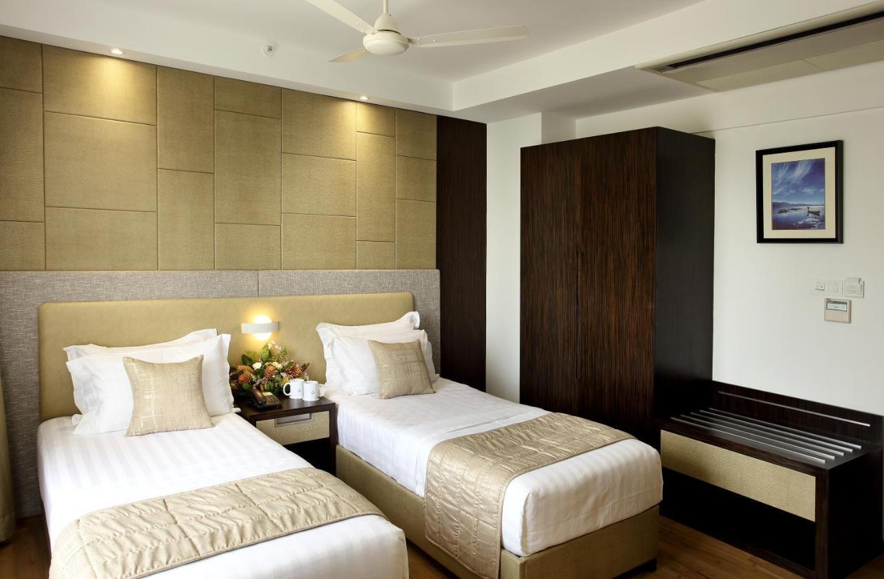 Sugar Business Hotel Kochi Bagian luar foto
