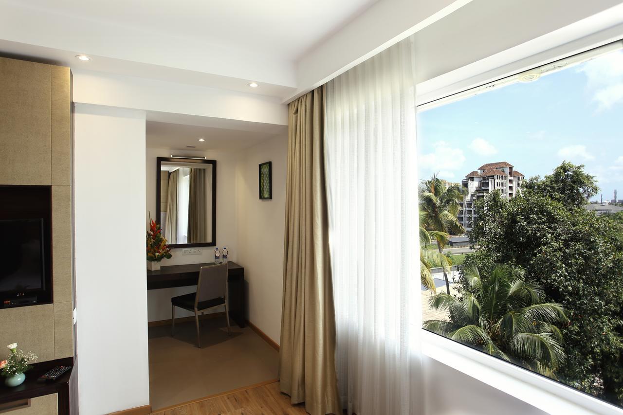 Sugar Business Hotel Kochi Bagian luar foto