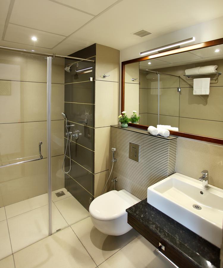 Sugar Business Hotel Kochi Bagian luar foto